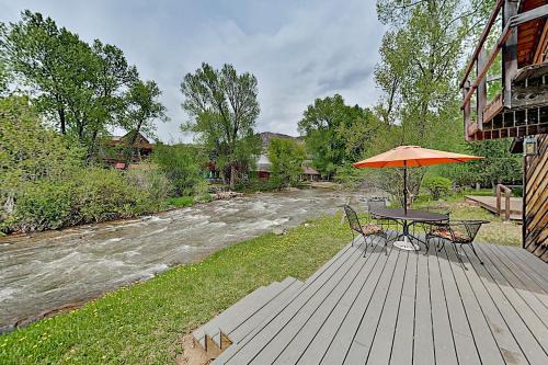 Basalt House | Swinging Bridge House