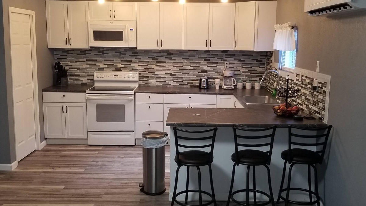 Medicine Lodge House | SwinHousing - Washington Suite, Sleeps 4