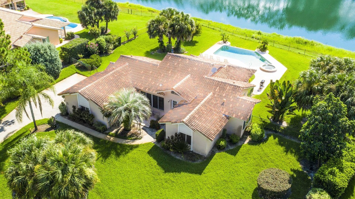 Groveland House | SWISS 61 - Lake Denise