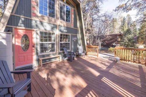 Summit Estates House | Swiss Bliss- Mountains, Pet Friendly and Jacuzzi
