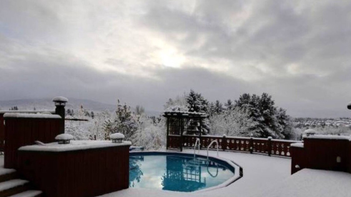 Saint-Brigitte-de-Laval House | Swiss Chalet with outdoor spa
