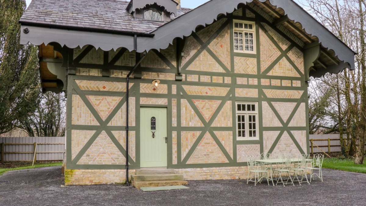 Mohill Cottage | SWISS COTTAGE, character holiday cottage in Mohill, County Leitrim