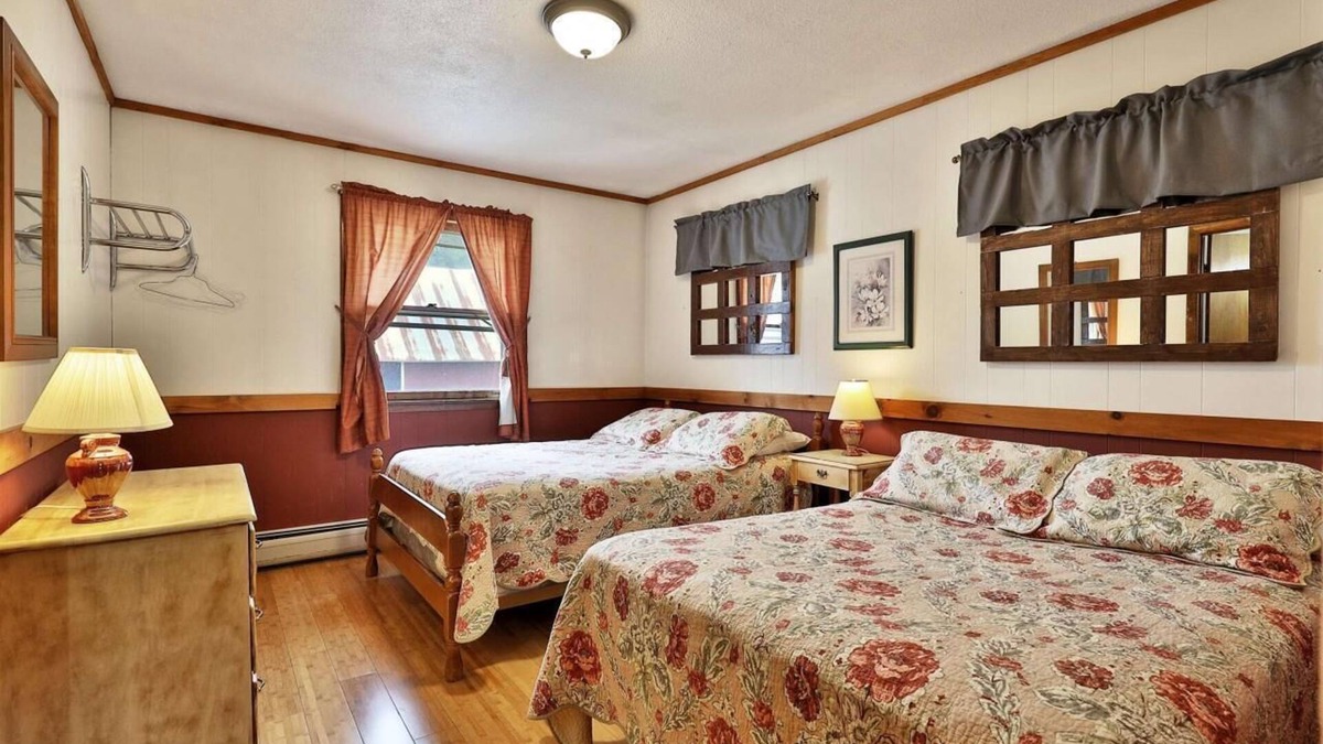 Pittsfield House | Swiss Farm Inn - RM11 "Snowshed" 2 Double Beds