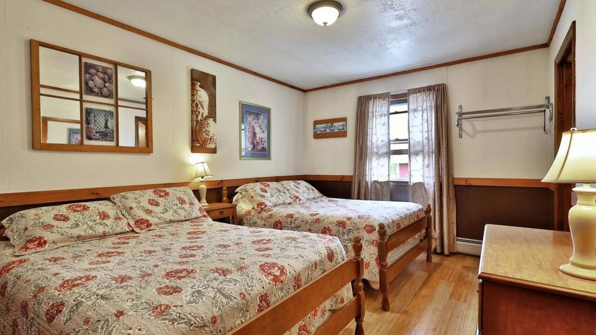 Pittsfield Hotel | Swiss Farm Inn - RM12 "Pipe Dream" 2 Double Beds