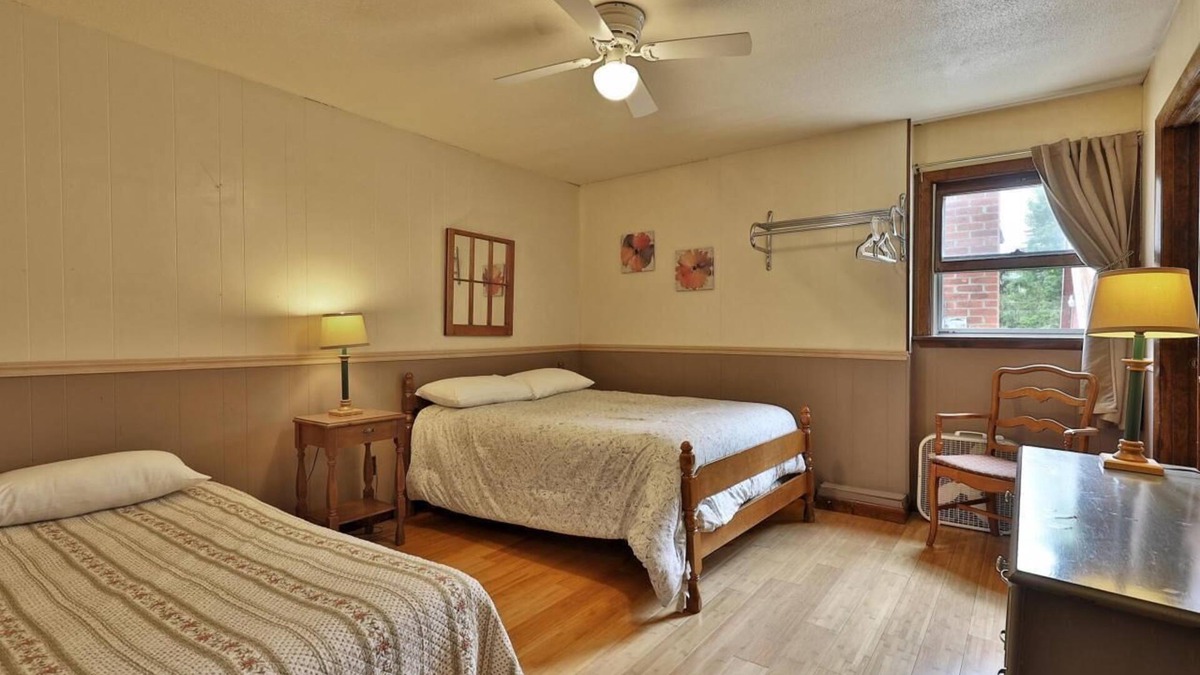Pittsfield Hotel | Swiss Farm Inn - RM13 "Outer Limits" 2 Double Beds