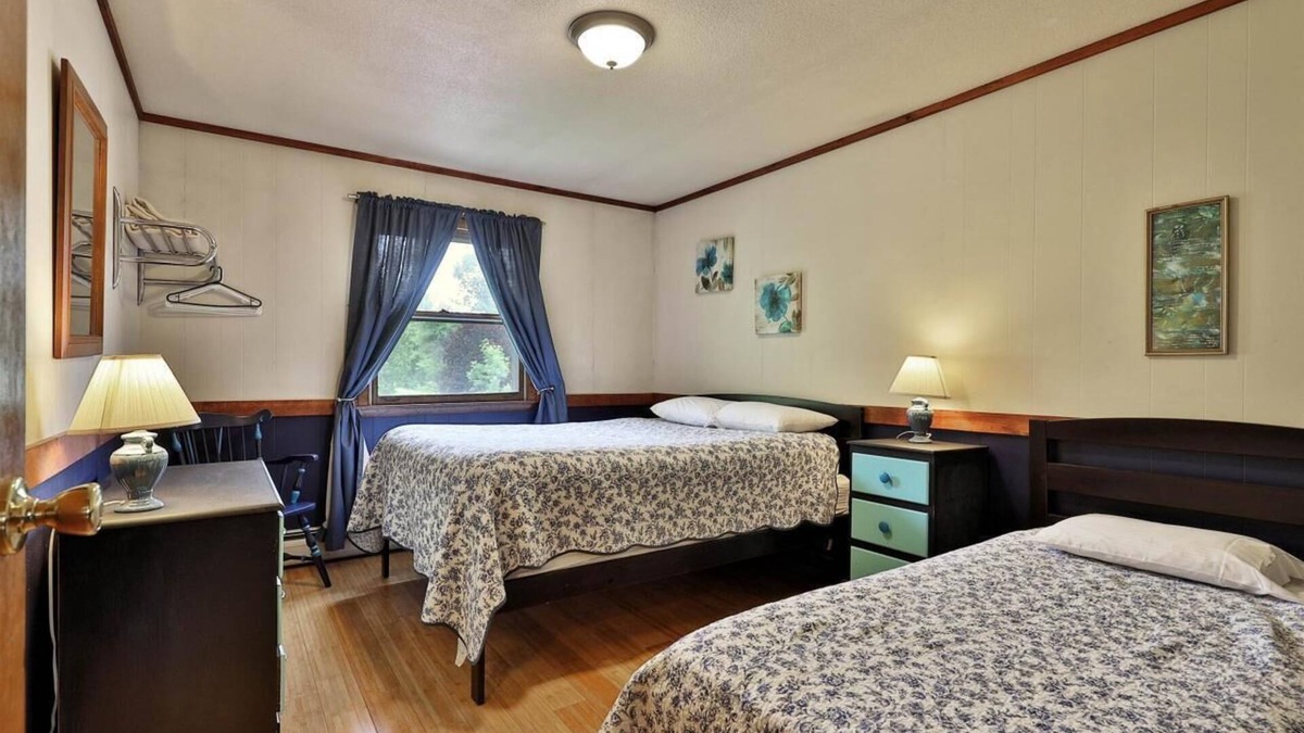 Pittsfield Hotel | Swiss Farm Inn - RM8 "Superstar" Queen Bed & Twin Bed