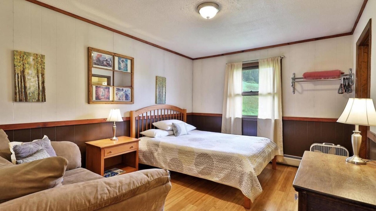 Pittsfield Hotel | Swiss Farm Inn - RM9 "Solitude" 1 Queen Bed