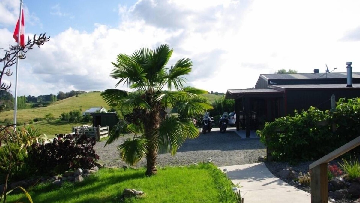 Whakamarama Cottage | Swiss-Kiwi Retreat includes Breakfast and a Spa Pool option.