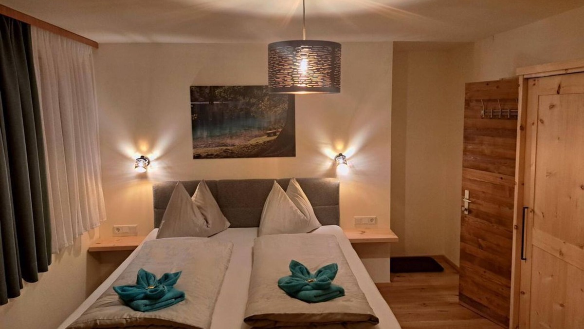 Zandlach Bed & Breakfast | Swiss stone pine room "Kampleck view" - Landhaus Königsreiner