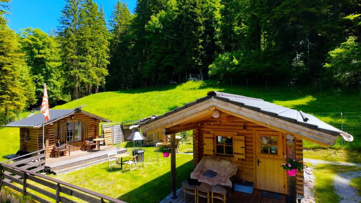 Sigriswil Cabin | SwissHut Idyllic Farm Cabin - Chalet Grabenmühle 1