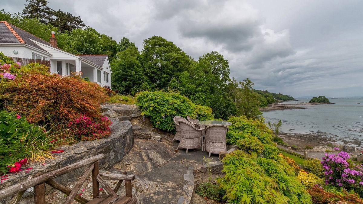Menai Bridge Cottage | SWN Y WYLAN, pet friendly, luxury holiday cottage in Menai Bridge