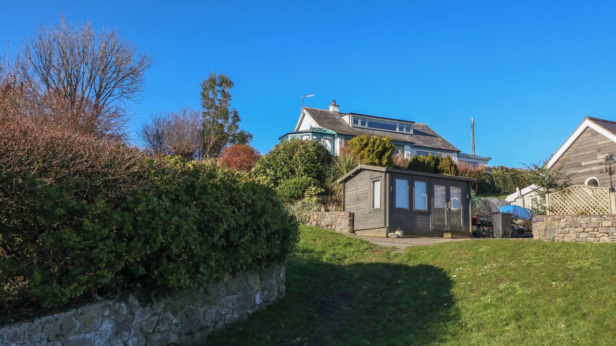Pentraeth Cottage | SWN Y WYLAN, pet friendly, character holiday cottage in Benllech