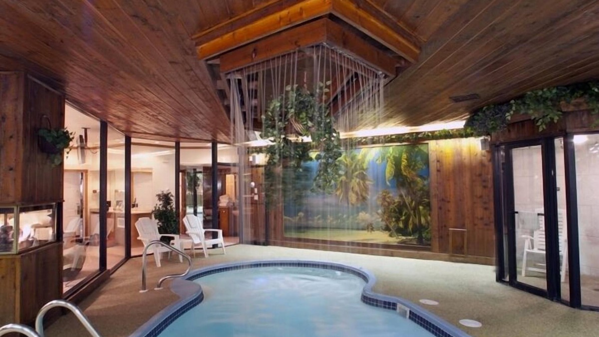 Mequon Hotel | Sybaris Pool Suites Mequon