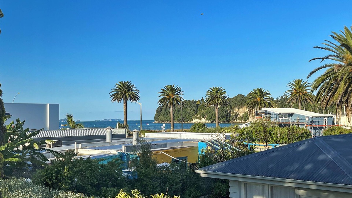 Whitianga House | Sybil's Place, Whitianga. TOP LOCATION Beach and Town at your doorstep