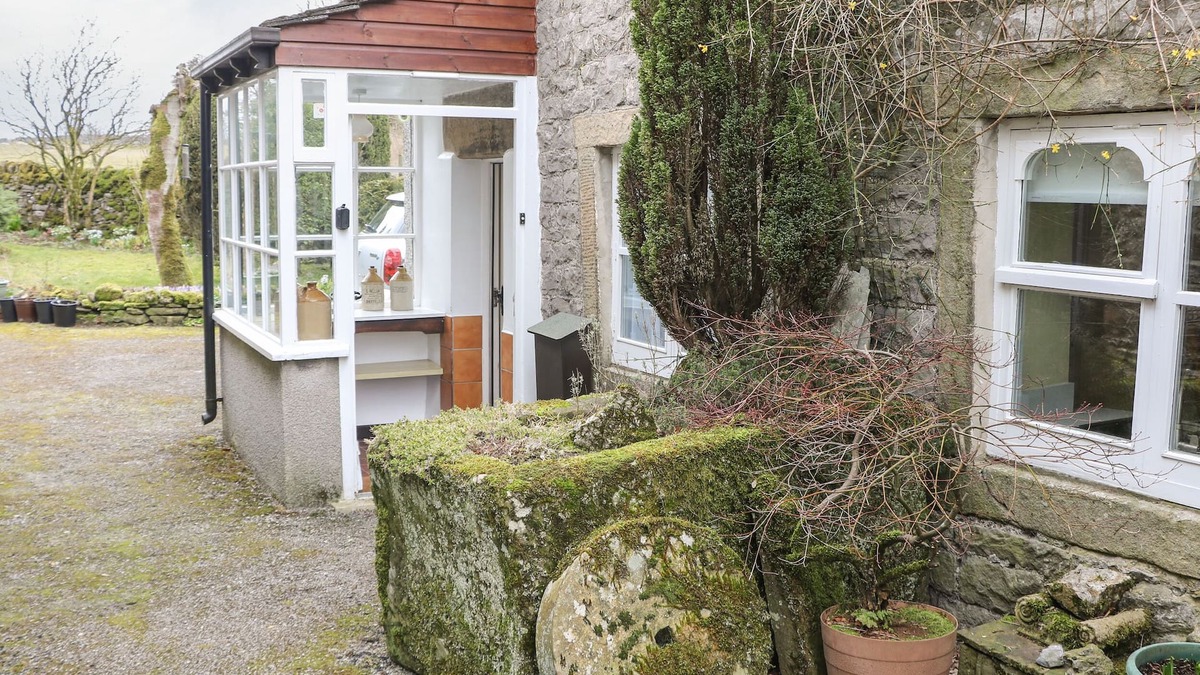 Foolow Cottage | SYCAMORE COTTAGE, pet friendly, with a garden in Foolow