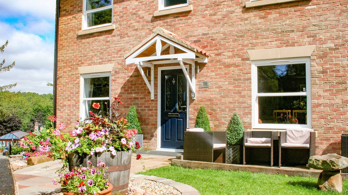 Hutton Rudby Cottage | SYCAMORE COTTAGE, pet friendly, with a garden in Hutton Rudby
