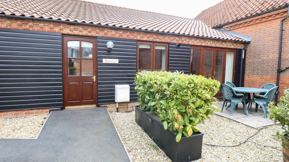 Foxley House | SYCAMORE, family friendly, with a garden in Foulsham