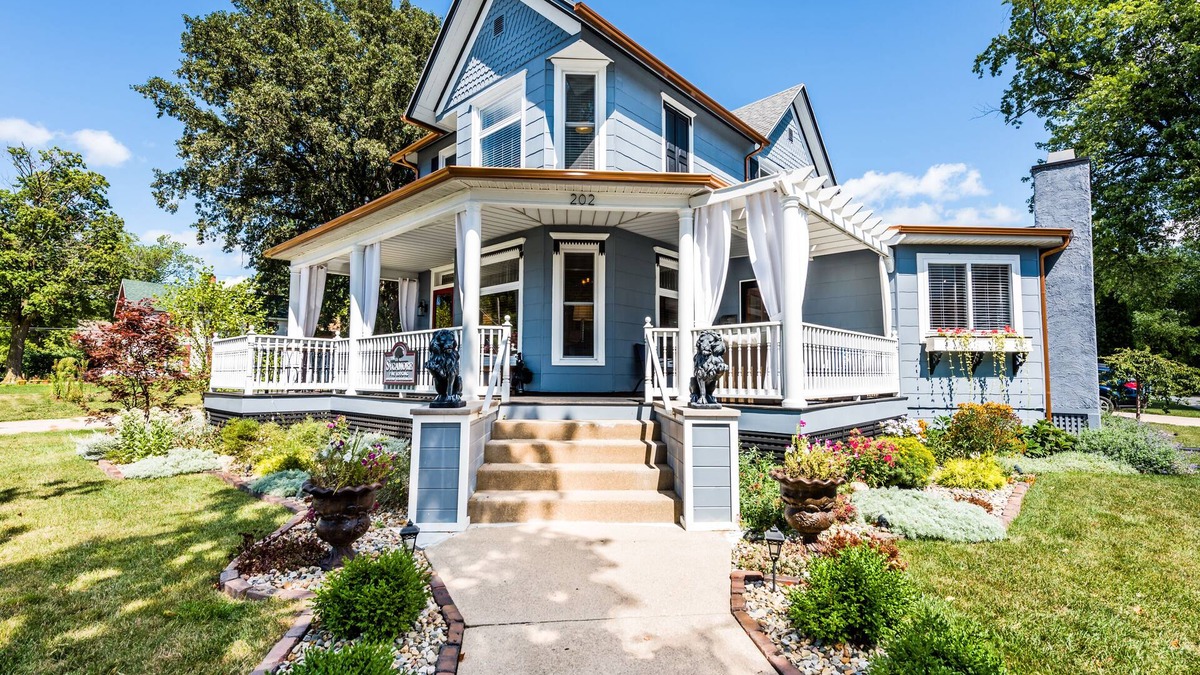 Three Oaks House | Sycamore Guesthouse, steps to Journeyman Distillery!