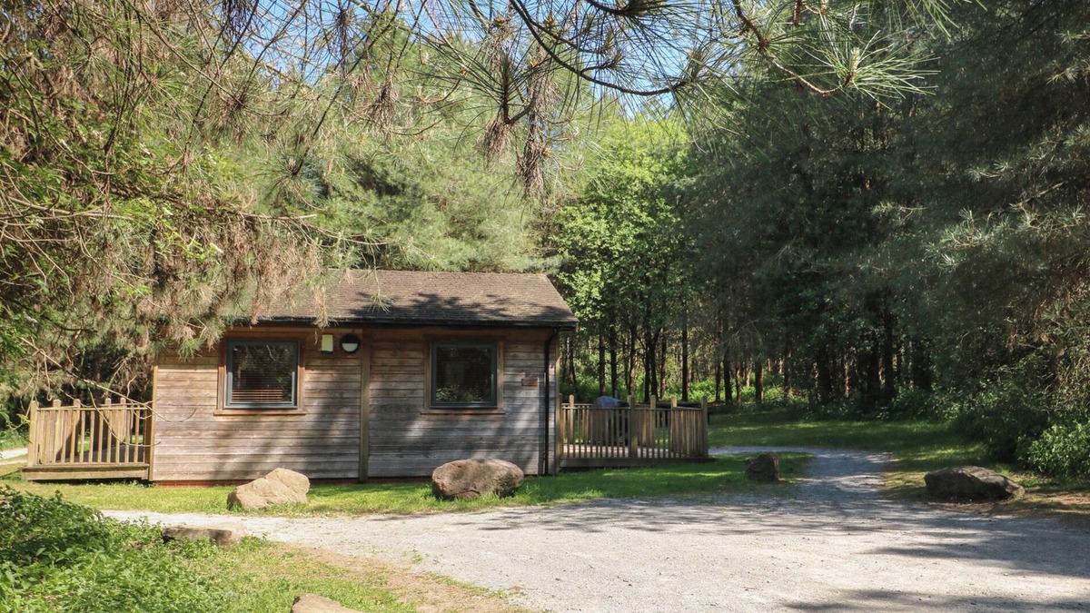 Rosliston Cottage | SYCAMORE LODGE, family friendly, with a garden in Rosliston