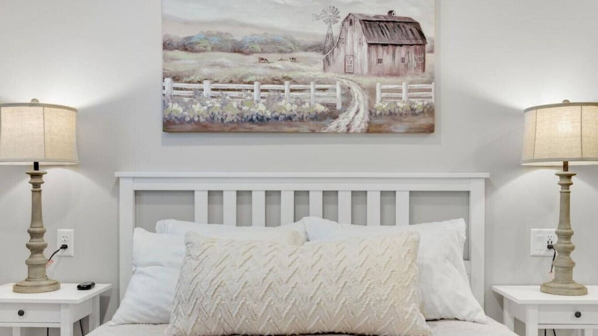 Berlin Apartment | Sycamore Suite · Romantic Getaway on Main Street - Sycamore Suite