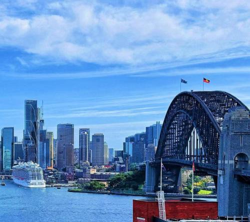 Kirribilli Apartment | Sydney Harbour and CBD View Penthouse with Free Parking