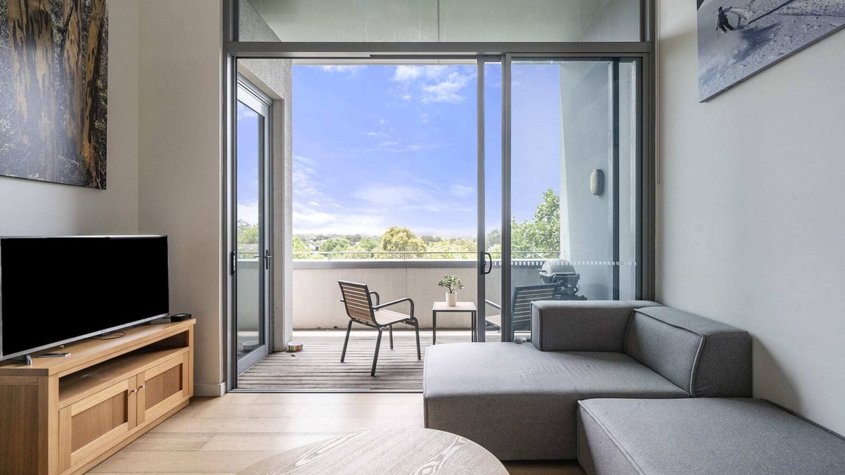 Crows Nest Apartment | Sydney Urban Oasis: Balcony Views and BBQ!