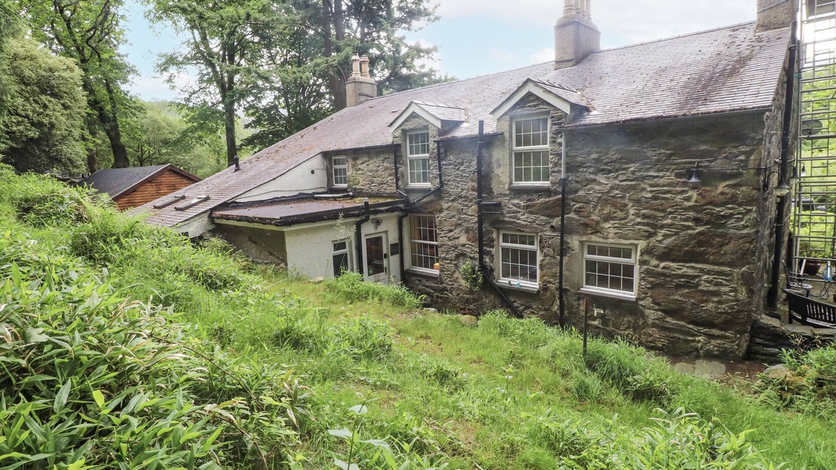 Beddgelert Cottage | SYGUN COTTAGE, pet friendly, with open fire in Nant Gwynant