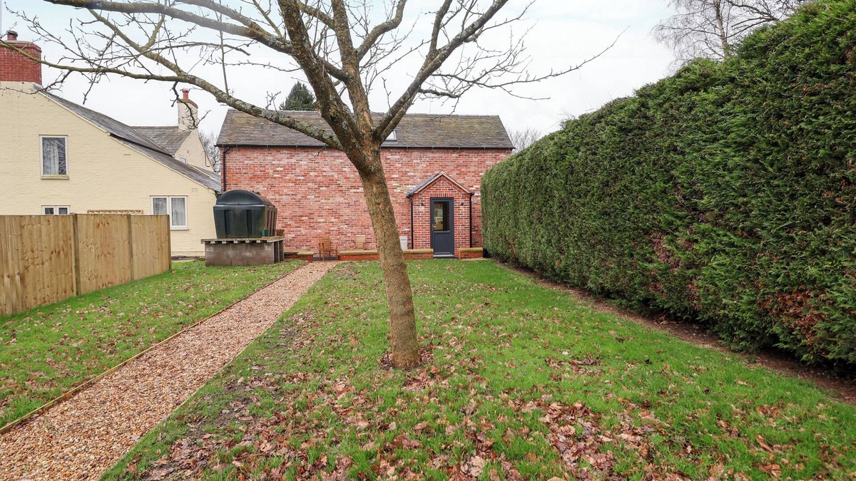 Loppington Cottage | SYLVA COTTAGE, pet friendly, with a garden in Cockshutt
