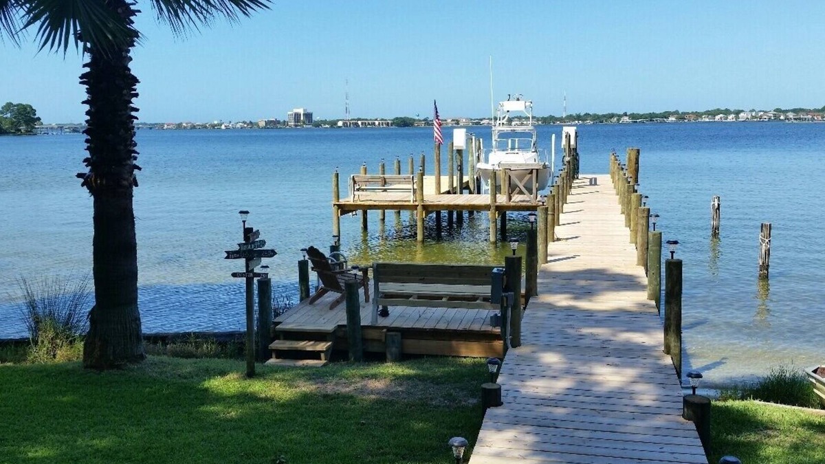 Shalimar Apartment | Sylvia's Suite Dreams-kayak and paddleboard free, close to Destin & best beaches