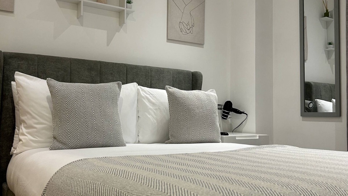 Runnymede Apartment | Systems House 1, Cozy stays