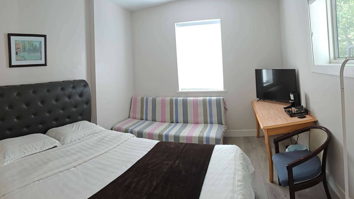 West Vancouver House | T Bright & Cozy Queen & Sofa Beds Room Ensuite