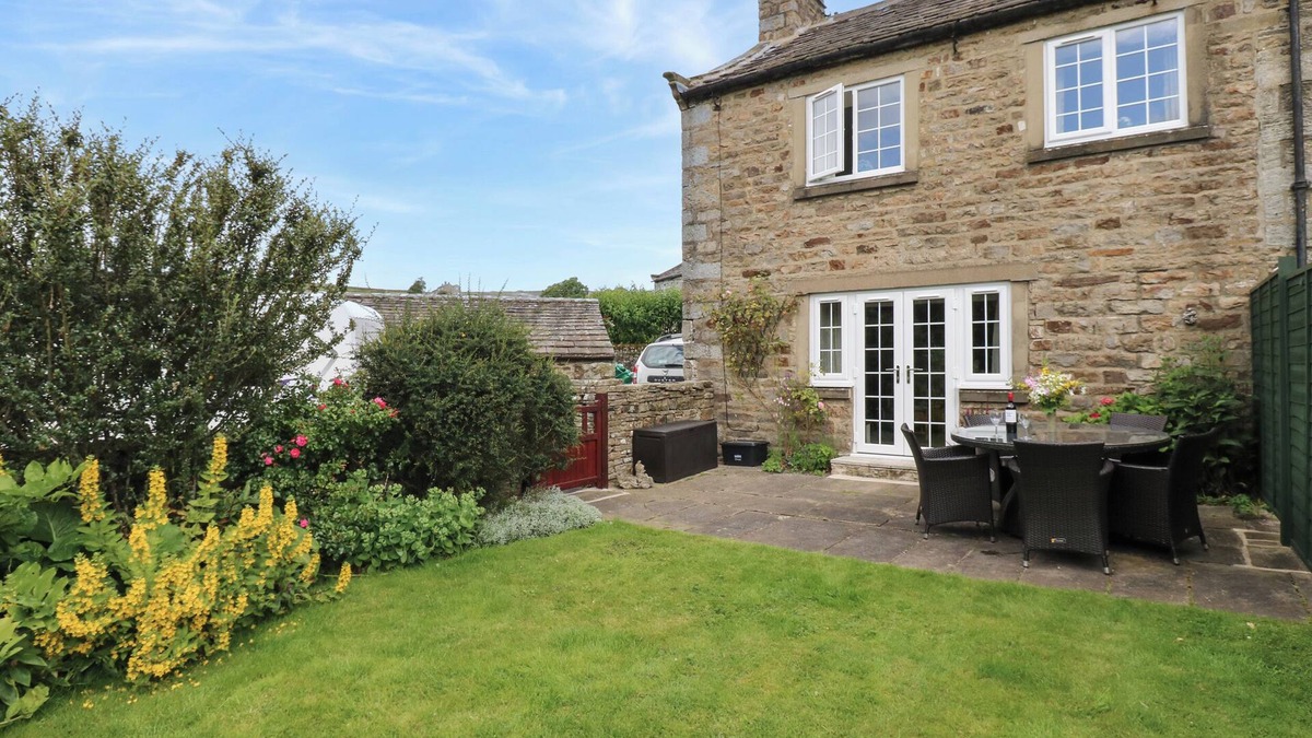 Langthwaite Cottage | T'OTHER END ARKLE TOWN HOUSE, pet friendly, with open fire in Reeth