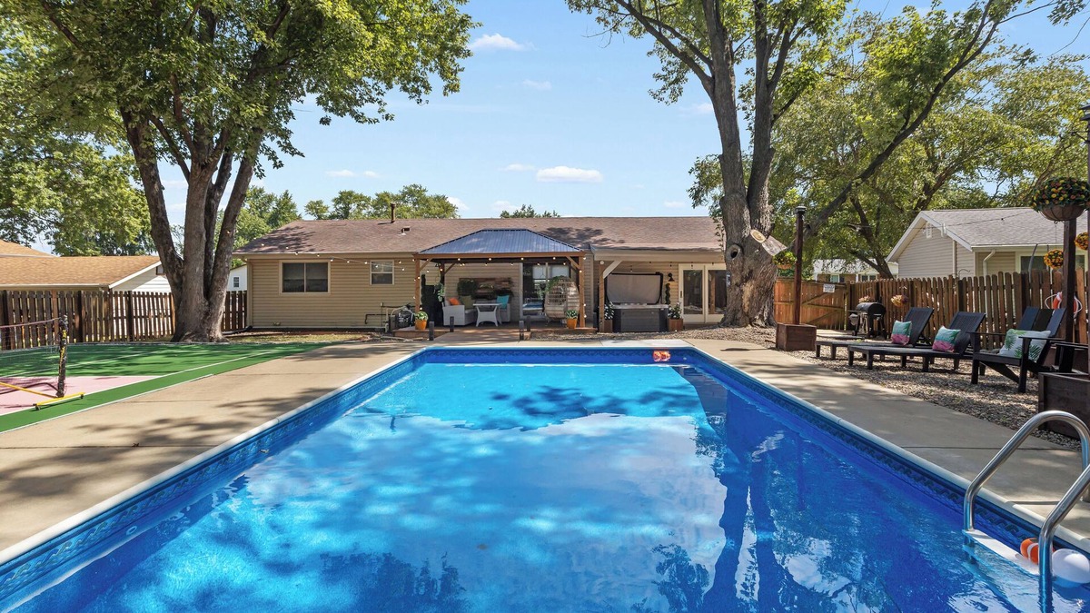 St. Peters House | T's Luxury Pool, Home Theater & Arcade House Prime Location - St. Louis Airport