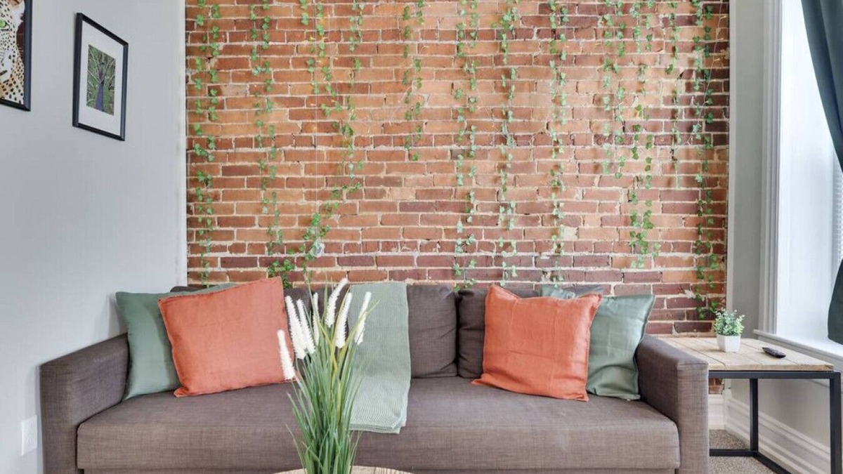 Allentown Apartment | T2 · Brick Town - Arcade machine