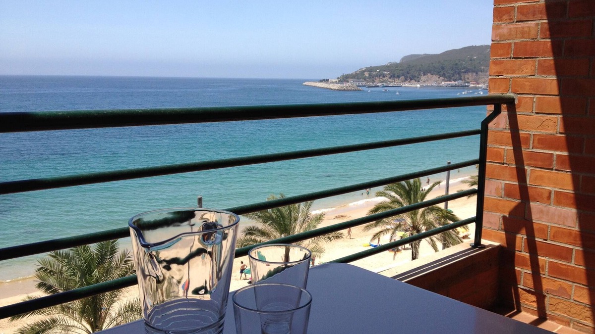 Sesimbra Apartment | T2 First line from the beach