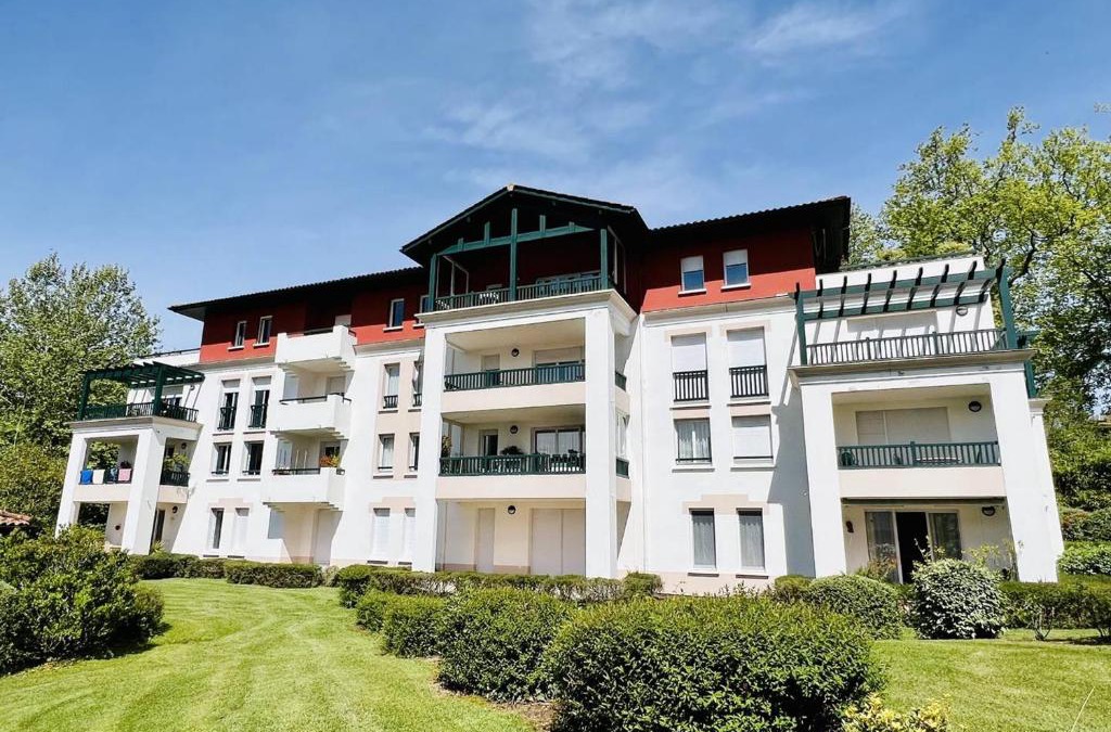 Cambo-les-Bains Apartment | T2 lumineux à Cambo-les-Bains avec piscine, parc et parking, proche centre, équipé et sécurisé - FR-1-495-57