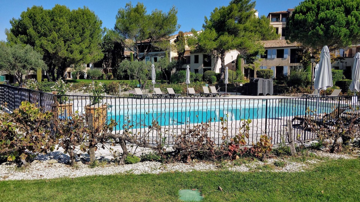 Pont Royal Apartment | T2 Plein Sud, on the Pont Royal golf course. Swimming pool. Garden