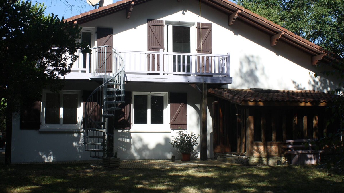 Augreilh House | T2 within one hectare of swimming pool, balcony and outdoor games / leisure center, bike path