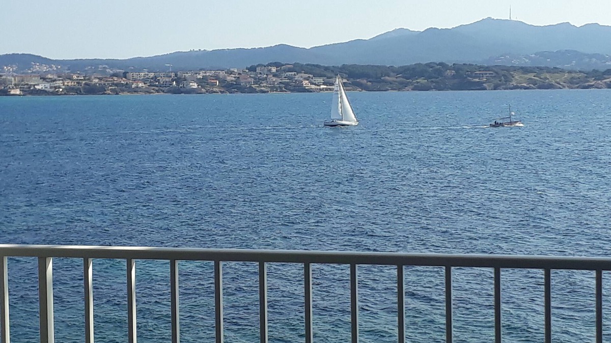 Sanary-sur-Mer Apartment | T3 apartment corniche des Baux, seafront, quiet 5 people 5 minutes from the port and shops