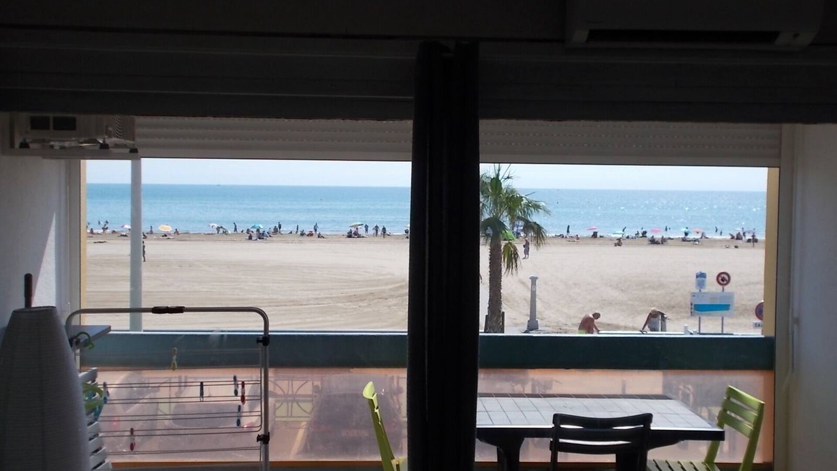 Port-la-Nouvelle Apartment | T3 apartment with air-conditioning on the seafront, completely refurbished and newly equipped.