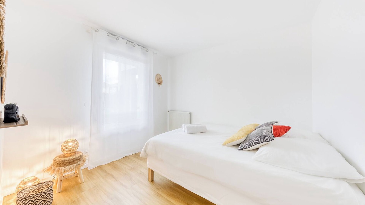Saint-Ouen-l'Aumone Apartment | T3 Terrasse parking- Paris 35 min - face gare St ouen l'aumône