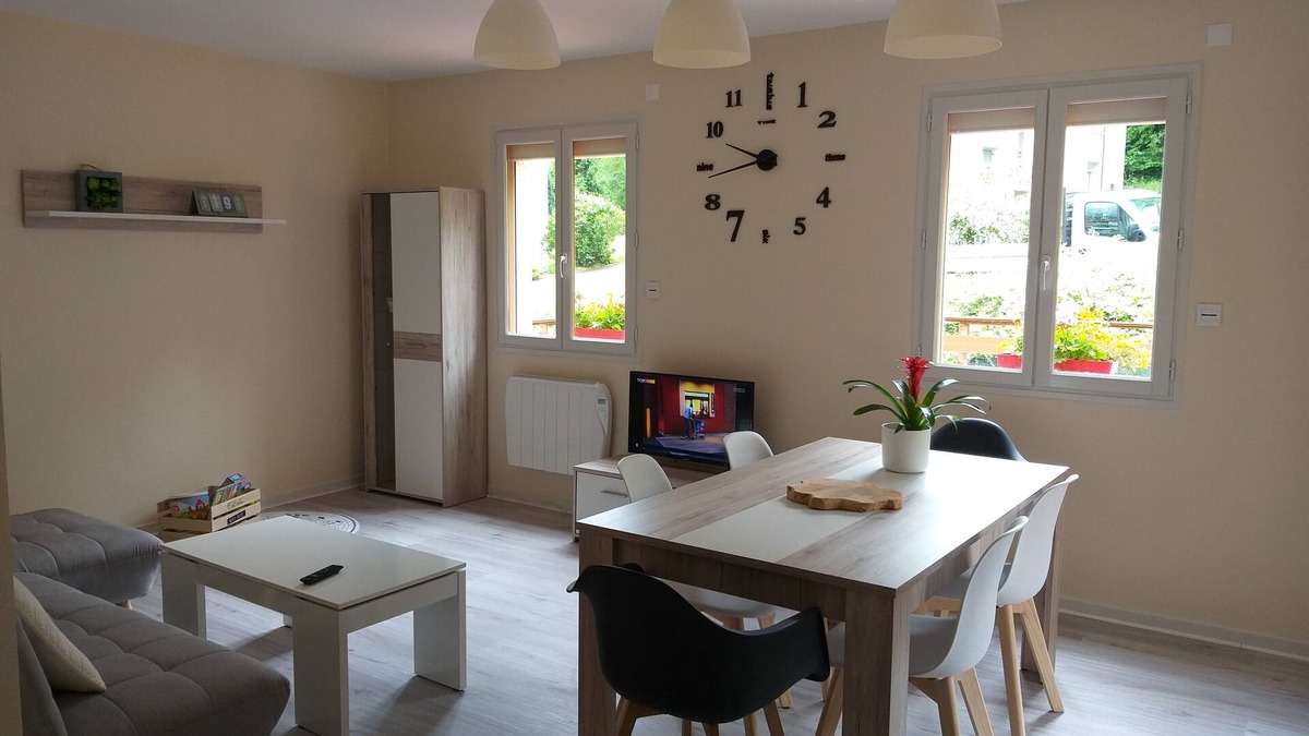 Bellegarde-sur-Valserine Apartment | T4 apartment with garage, terrace and garden