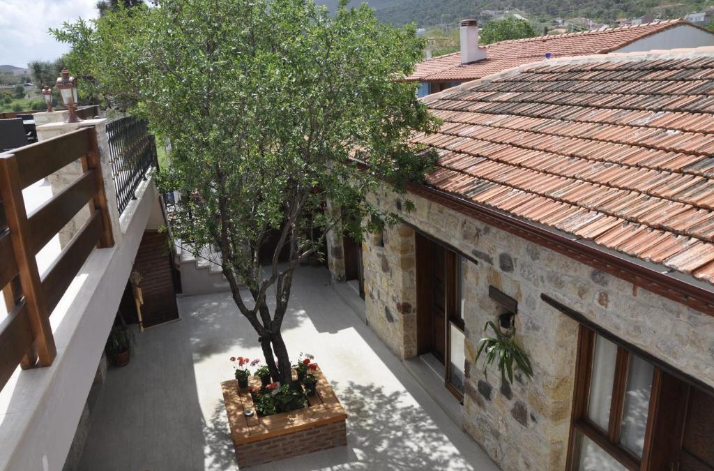 Karaburun Hotel | Taş Avlu Butik Otel