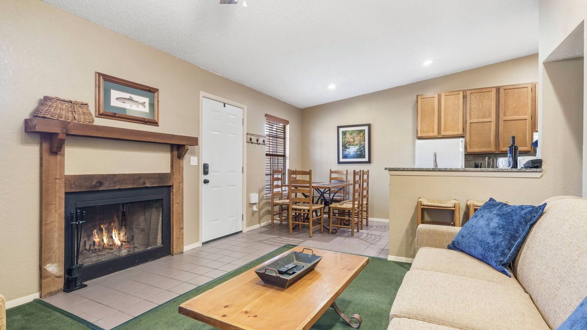 Kimberling City House | Table Rock Access-2 Bed Bungalow w Free Silver Dollar City Tickets-Ozarks Views-Pickleball-Cmty Pool