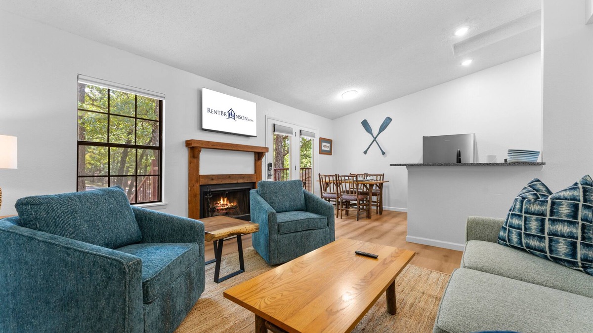 Kimberling City House | Table Rock Lake Access-Upgraded Bungalow-Free Attraction Tickets-Cmty Pools, Mini Golf, Pickleball