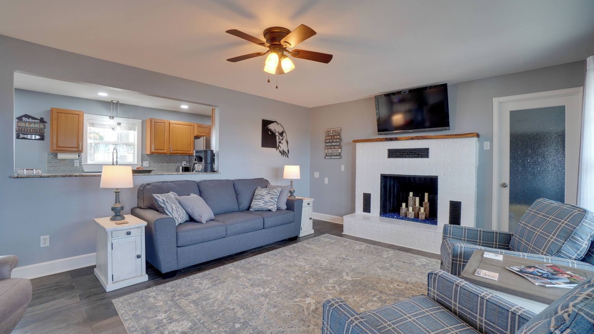 Golden House | Table Rock Lake Home - Fire Pit & Lake Views!