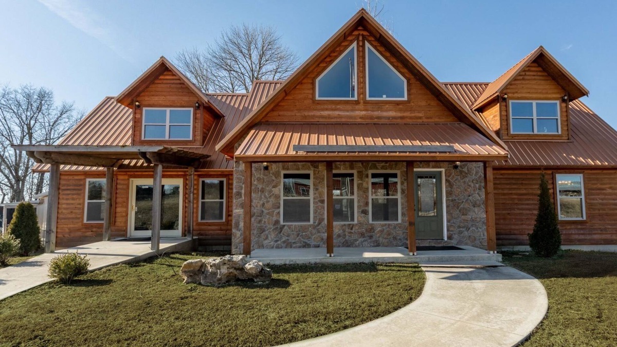 Shell Knob Cabin | Table Rock Lake Luxe Cabin Chef's Kitchen King Bed