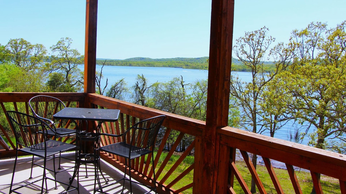 Indian Point Condo | Table Rock Lake, Luxury Lake front condo, jacuzzi ,5 min to Silver Dollar City