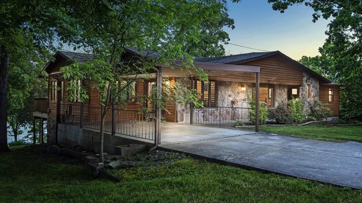 Kimberling City Cabin | Table Rock Lodge - True Lake Front with Dock on 2 Acres