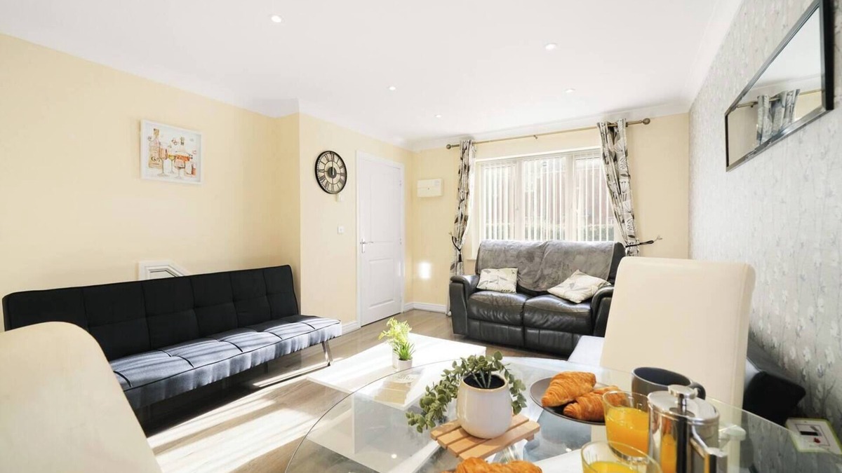 Little Chalfont House | Table Tennis | Ensuite | Garden | Parking x2 | Work Stays